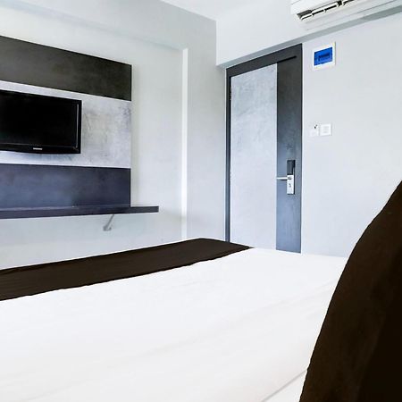 Отель Super Townhouse Oak Vashi Turambhe Экстерьер фото