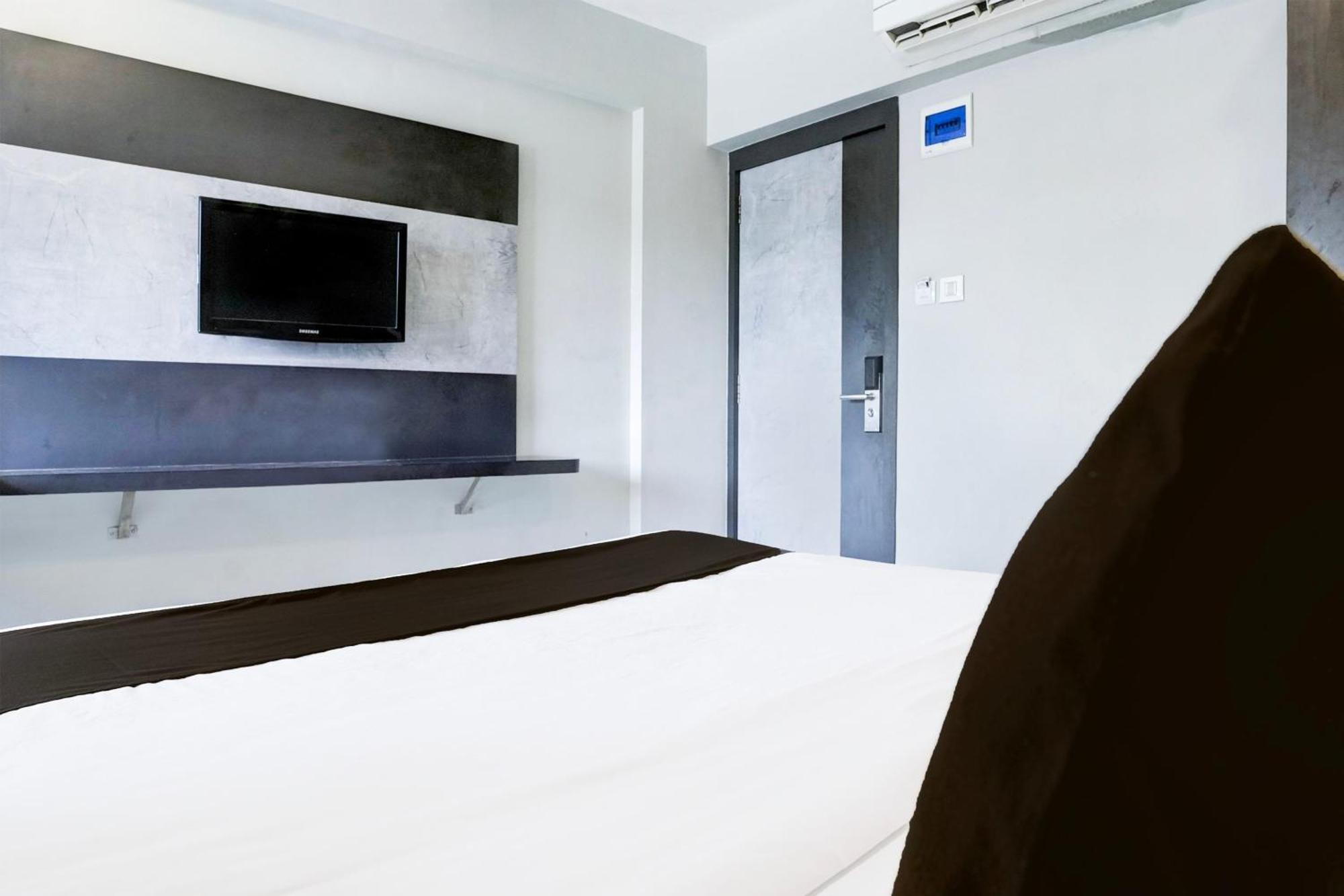 Отель Super Townhouse Oak Vashi Turambhe Экстерьер фото