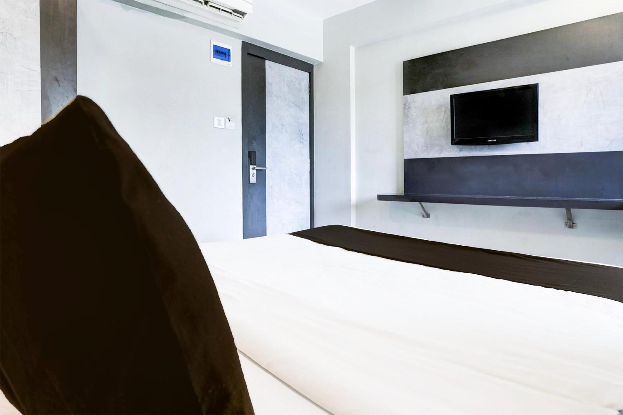 Отель Super Townhouse Oak Vashi Turambhe Экстерьер фото