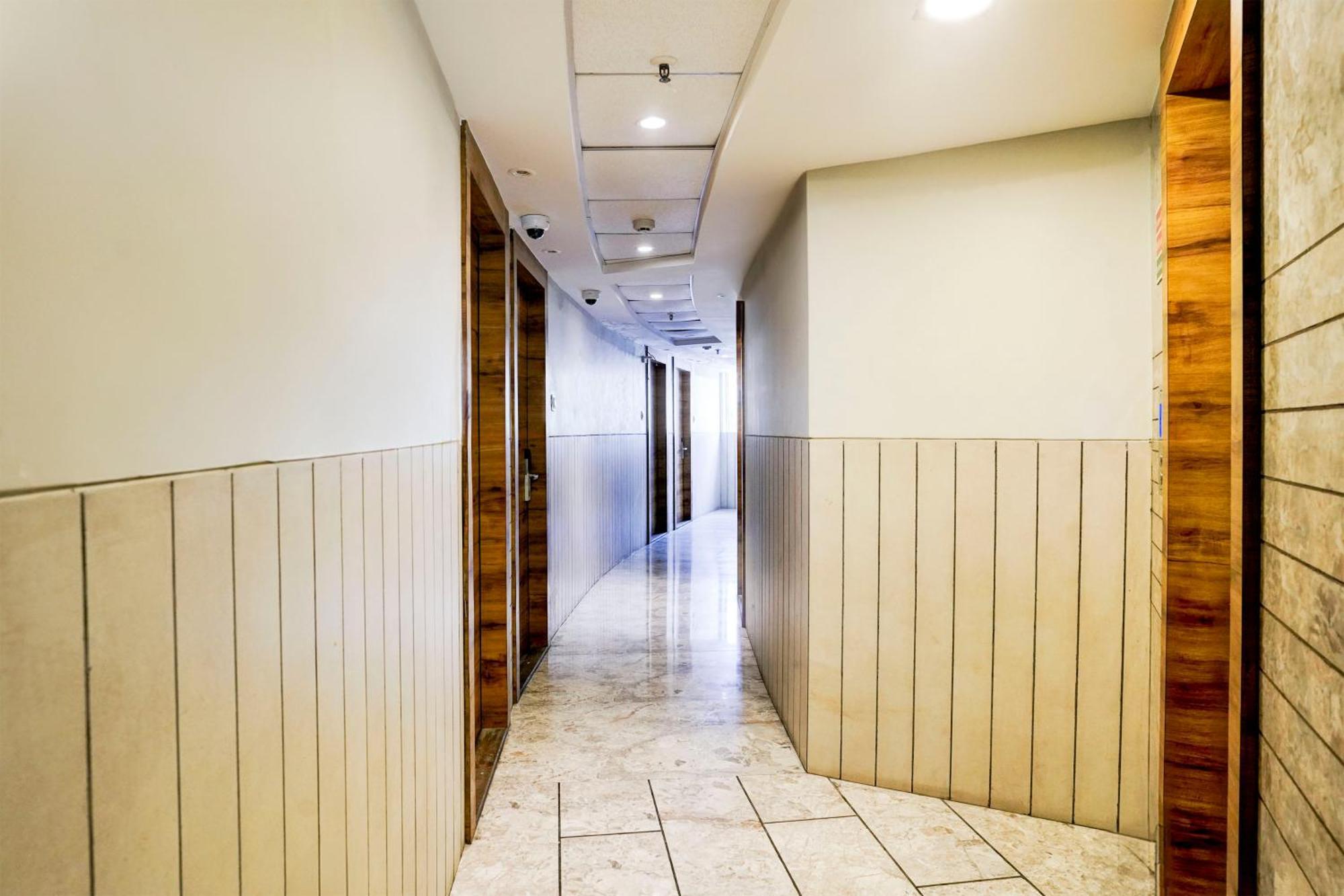 Отель Super Townhouse Oak Vashi Turambhe Экстерьер фото