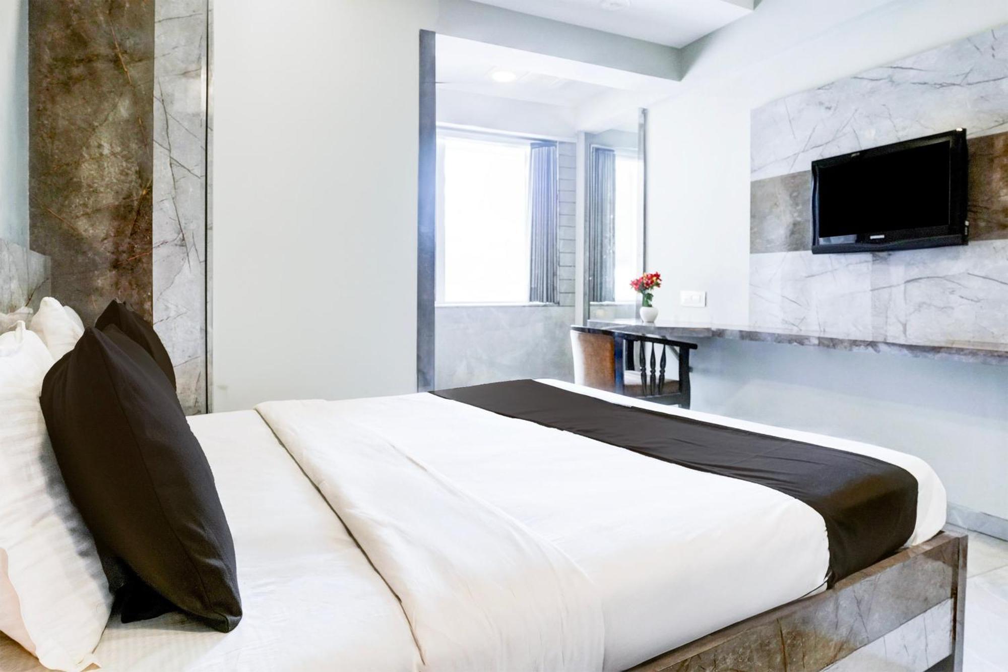 Отель Super Townhouse Oak Vashi Turambhe Экстерьер фото