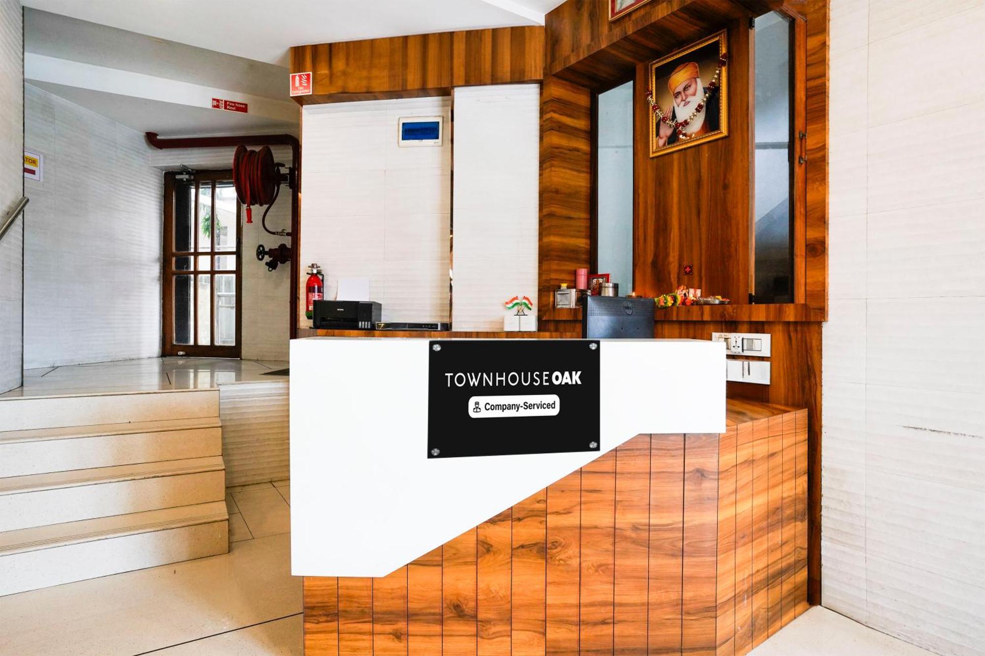 Отель Super Townhouse Oak Vashi Turambhe Экстерьер фото