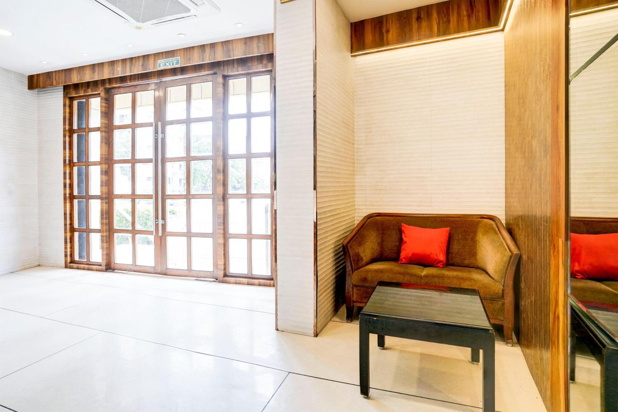 Отель Super Townhouse Oak Vashi Turambhe Экстерьер фото