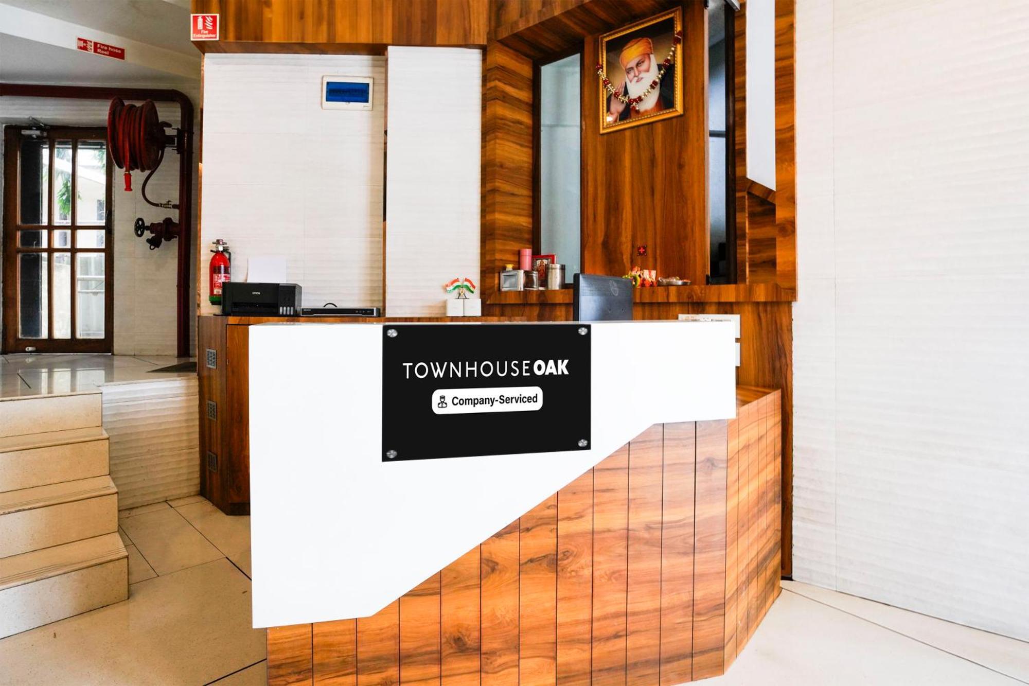 Отель Super Townhouse Oak Vashi Turambhe Экстерьер фото